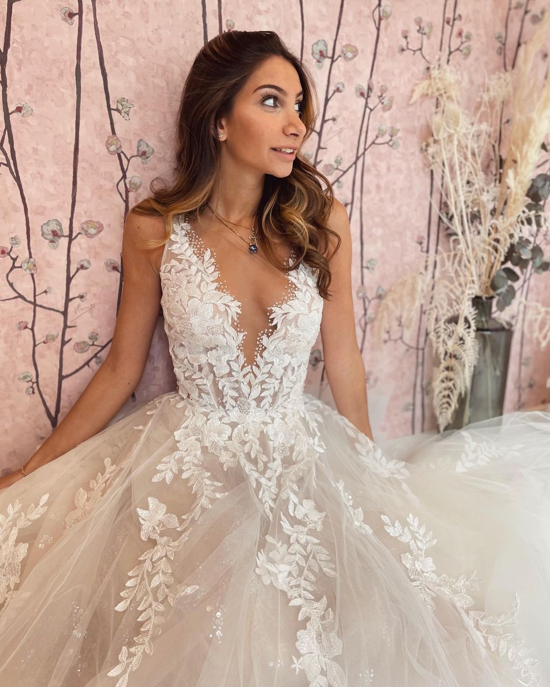 A-Line Deep V-neck Backless Wedding Dress With Appliques Lace Tulle