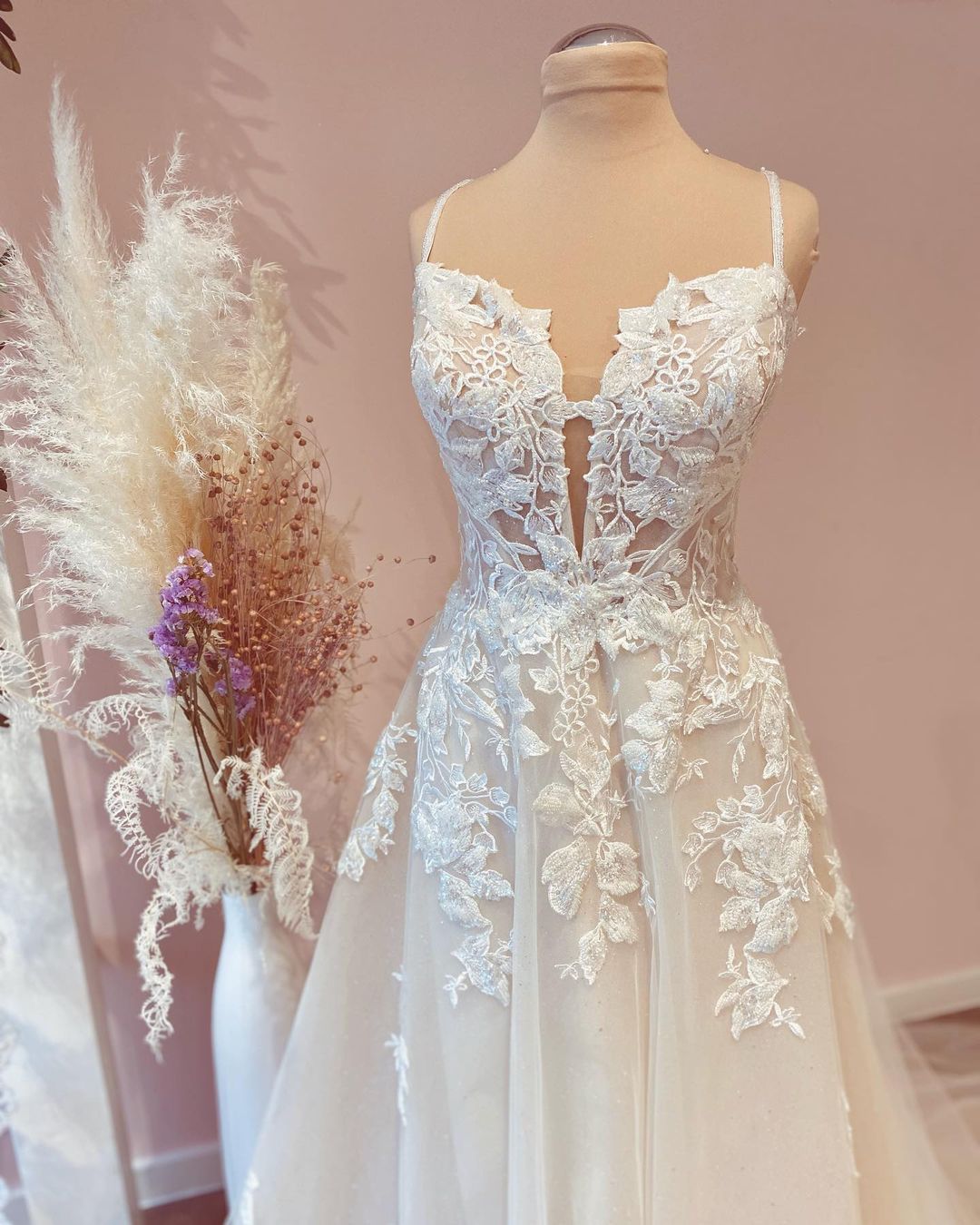 A-line Spaghetti-Straps Wedding Dress With Lace Appliques Tulle