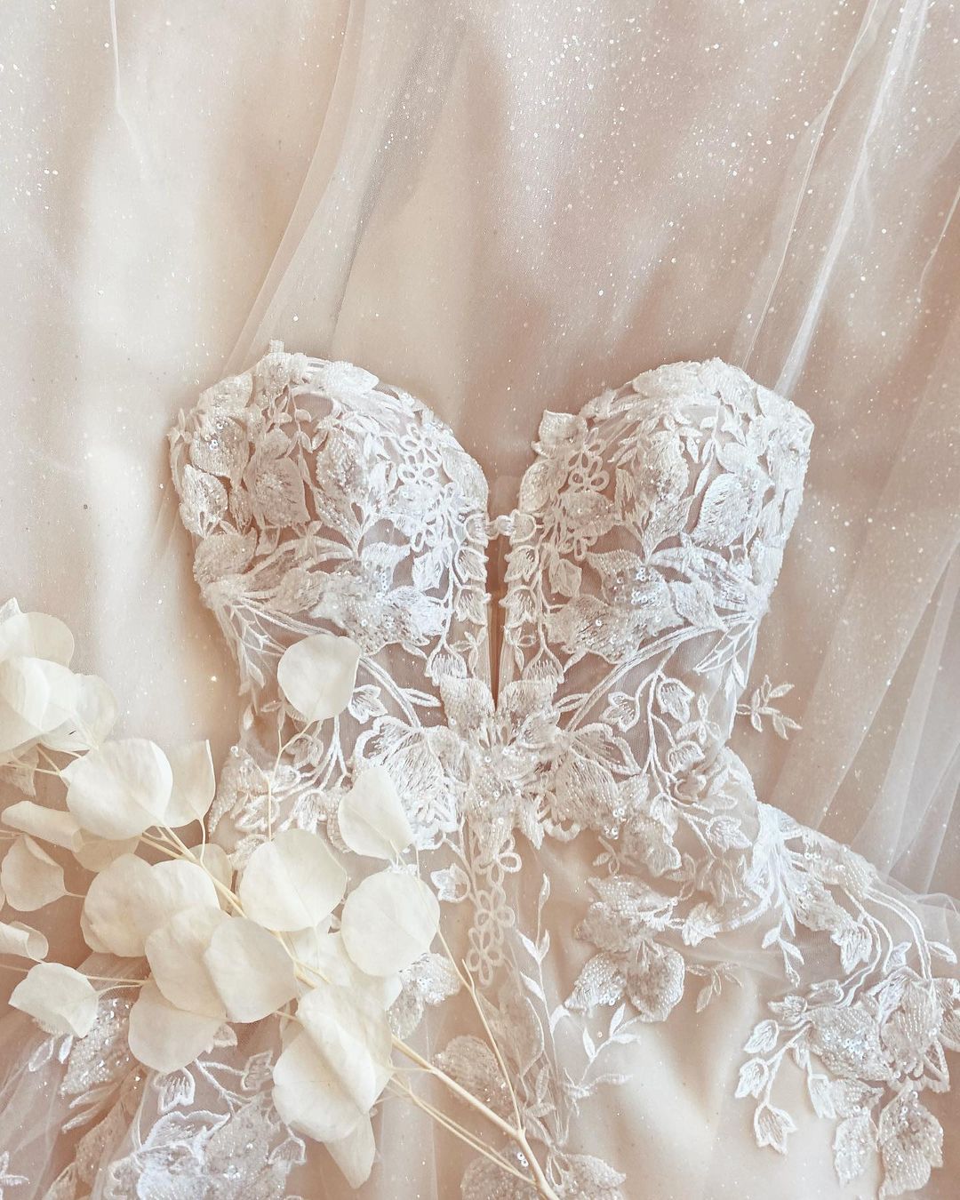 A-line Spaghetti-Straps Wedding Dress With Lace Appliques Tulle