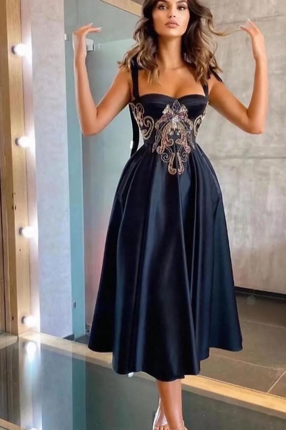 Elegant A-Line Evening Dress with Straps and Appliques