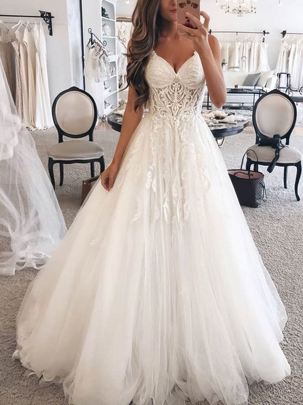 Elegant Ball Gown Sweetheart Tulle Sweep Train Wedding Dress With Appliques Lace