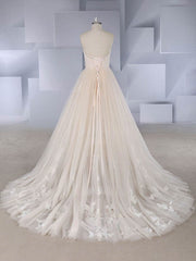 Elegant Ball Gown Sweetheart Tulle Wedding Dress with Appliques Lace