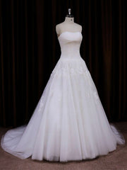 Gorgeous Ball Gown Sweetheart Tulle Chapel Train Wedding Dress with Appliques Lace