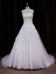 Gorgeous Ball Gown Sweetheart Tulle Chapel Train Wedding Dress with Appliques Lace