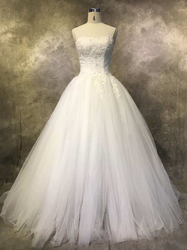 Straight Tulle Court Train Wedding Dress With Appliques Lace for Ball Gown Look