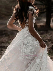 V-neck Tulle Ball Gown Wedding Dress with Appliques Lace