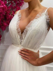 V-neck Tulle Sweep Train Ball Gown Wedding Dresses With Lace